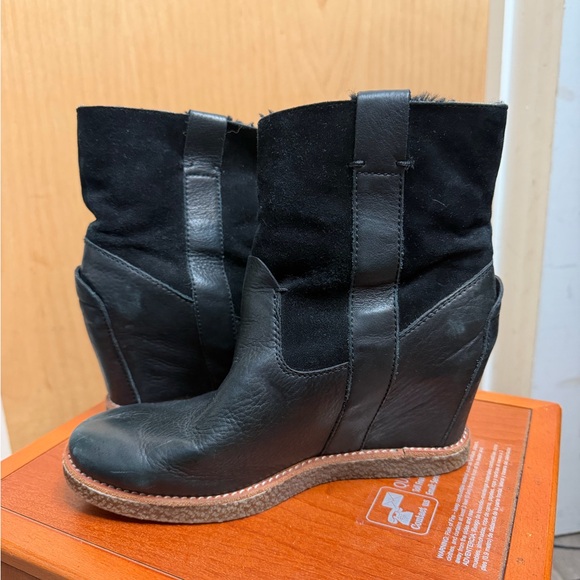 Dolce Vita Women’s Black Ankle Boots - Faux Leather and Suede-Fur Inside. Size:8 - Picture 3 of 5